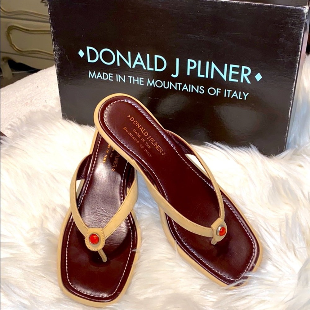 Donald J Pliner Beige Size 8 1/2 Shoes!
